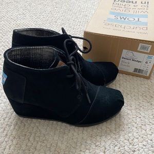 Toms black wedge shoes